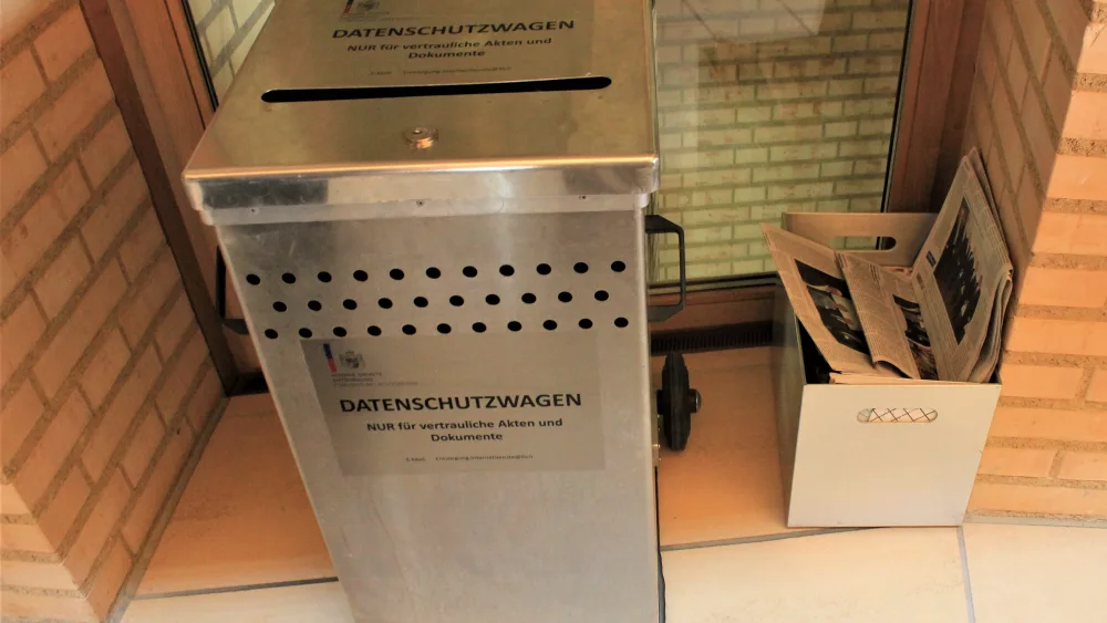 Verschlossener Datenschutzwagen mit Einwurfschlitz zur Sammlung vertraulicher Unterlagen