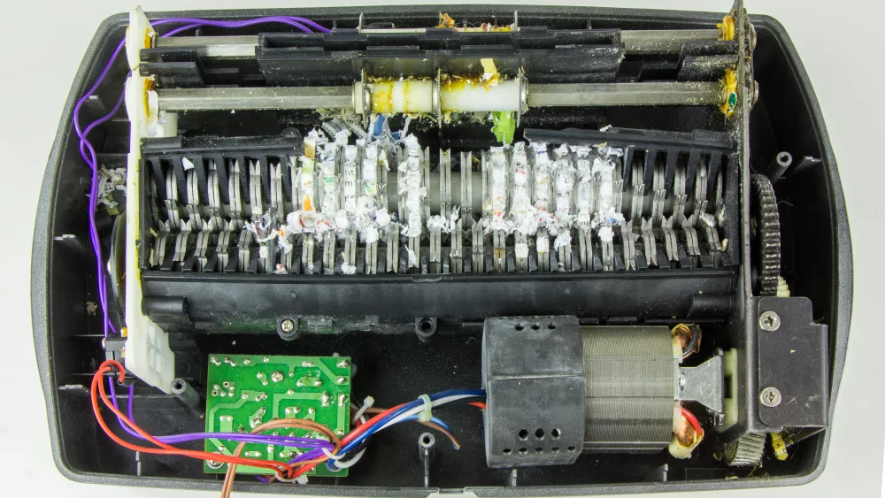 Geöffneter Aktenvernichter mit Schneidwerk, Motor und Steuerplatine